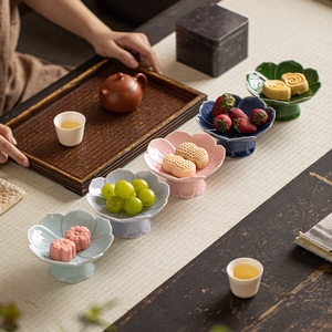 Assiette à fruits en porcelaine de style chinois en forme de fleur, base haute, pour servir des desserts lors de réceptions de thé - Product Image 2