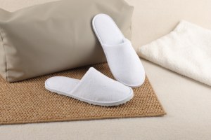 Pantuflas Desechables de Felpa Coral para Hotel, con Suela Gruesa Antideslizante, Logotipo Impreso, Venta al por Mayor para Salones de Belleza Liyade - Product Image 4