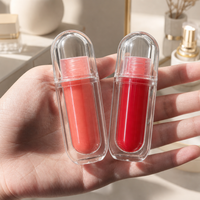 Flacons de gloss en capsule à double couche avec dôme transparent, applicateur floqué blanc, teintes rouge corail et rouge baie, gloss liquide brillant en gros