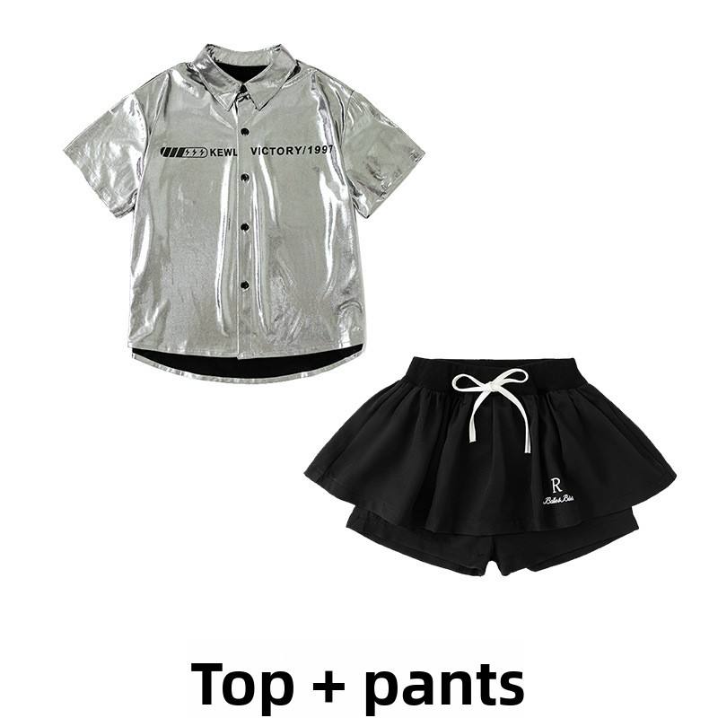 Haut argenté + jupe courte noire