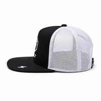 Casquette Trucker Noire et Blanche en Gros, Réglable avec Fermeture à Clip en Plastique, Broderie 3D en Relief, Casquette Trucker en Maille avec Logo Personnalisé