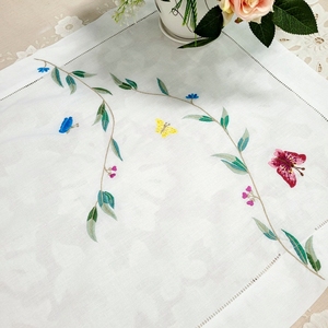 Chemin de table personnalisé brodé de papillons colorés, chemin de table en coton blanc de haute qualité avec ourlet festonné pour la maison et l'hôtel - Product Image 5
