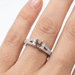 แหวนหมั้นทองคำขาว 18K แท้ ดีไซน์สองแถวประดับเพชรแบบ Pave ทรงกลม ตัวเรือนแบบ Four Prong Basket Setting ขั้นต่ำ 1 วง - Product Image 4