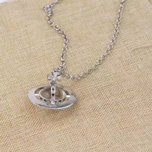 Collar con Colgante OVNI de Cobre y Circonita de la Reina Vivienne, Joyería de Moda Europea y Americana para Mujer, Venta al por Mayor - Product Image 3
