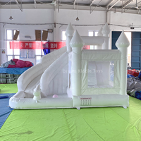 Château gonflable blanc avec piscine à balles océaniques et toboggan, château gonflable avec pistolet à eau, aire de jeux souple