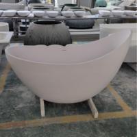 Baignoire de trempage de luxe en pierre artificielle à surface solide en forme de lune blanche mate pour hôtel avec égouttoirs inclus