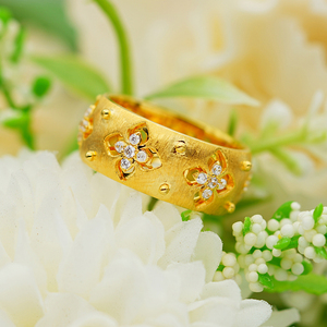 Texture Talks |   Bague Fleur Creuse Brossée en Or 14K avec Diamant Pavé Griffe 0.306ct Fini Mat Satiné |   Cadeau romantique - Product Image 2