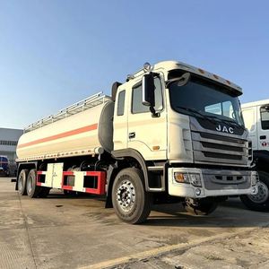 Camión Cisterna de Combustible de Tamaño Mediano Marca JAC 6X4 con Capacidad de 20000 Litros para Petróleo Crudo, Gasolina y Diésel - Product Image 2