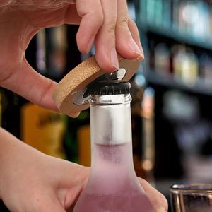 Décapsuleur en bois de hêtre rond XDH1982 avec logo gravé personnalisé, aimant de réfrigérateur, pour souvenir de mariage - Product Image 2