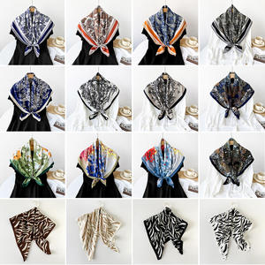 奢华设计师品牌灵感花卉印花斜纹涤纶丝感方巾 90*90 厘米 透气四向弹力夏季头巾 - Product Image 3