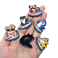 Nouveau design de breloques de chaussures pour animaux breloques en caoutchouc souple en PVC flexible pour sabots coques de téléphone à dos plat breloques chaussure de surf décor supérieur