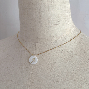 Collar personalizado con letras de concha, collar con dijes colgantes con letras iniciales doradas - Product Image 3