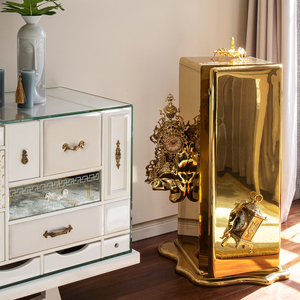 Caja Fuerte de Lujo Inspirada en el Surrealismo para Guardar Dinero y Joyas, con Enrolladores de Relojes y Compartimentos Secretos, en Latón Chapado en Oro - Product Image 1