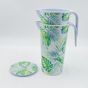 Jarra de Agua de Melamina con Diseño de Hojas Tropicales, Juego de 2, 1500 ml, Color Blanco, Cilíndrica, con Tapa, <span class=keywords><strong>para</strong></span> Bebidas al Aire Libre - Product Image 1