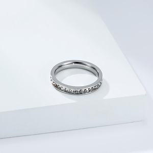 Anillo de diamantes de un solo filamento de lujo y moderno para mujer, banda de acero de titanio en oro rosa, elegante y única, para el dedo índice/pequeño. - Product Image 3