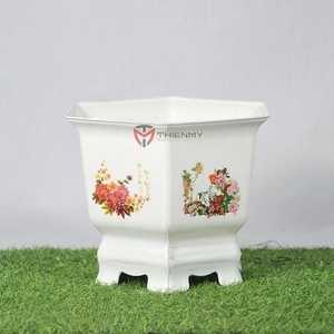 Pot de fleurs en plastique de grande capacité en gros, produit du fournisseur vietnamien pour les jardiniers professionnels, doté de trous de drainage - Product Image 1