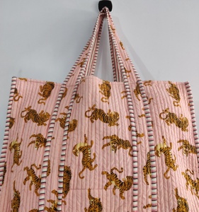 Acolchado Artista Boho Weekender Bag 100% Algodón Yoga Beach Tote con Handprint Floral Animal Print Ecológico Diseño sostenible - Product Image 2