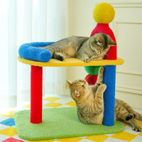 Arbre à chat double niveau en peluche couleur Dopamine avec poteau à gratter et boule en sisal