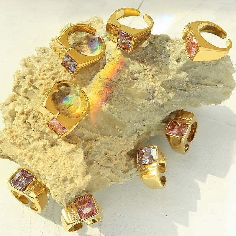 패션 프랑스 새겨진 편지 행운 18k 금도금 방수 반지 기하학적 티타늄 스틸 스퀘어 큐빅 지르코니아 반지
