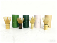 Fouet à matcha artisanal en bambou violet avec support personnalisé en stock, pour la cérémonie du matcha, accessoires et outils