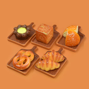 Nueva llegada: Bandeja de pan artística de resina pintada a mano, modelo de figura, cabujón de base plana para álbumes de recortes DIY, comida en miniatura para casas de muñecas - Product Image 1
