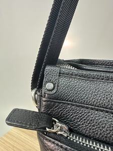 2025 Sac à main pour femme sac à main en cuir de couleur noire classique, présentant une finition en cuir souple et texturé. - Product Image 4