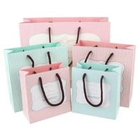 Sacs fourre-tout élégants classiques en papier cartonné blanc rayé avec poignées à cordon, impression offset, biodégradables et recyclables pour boutiques