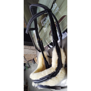 Bride de cheval de saut anatomique équin de qualité supérieure en cuir Rembourrage en peau de mouton d'origine Équipement de cheval en cuir cousu fantaisie - Product Image 1
