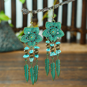 Boucles d'oreilles pendantes bohèmes vertes grandes et tendance, style vintage, avec feuilles et fleurs faites à la main pour femmes - Product Image 3