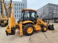 Chargeuse-pelleteuse JCB 3CX d'occasion, faible kilométrage, état impeccable, disponible immédiatement