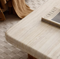 Table basse créative en travertin et placage de bois de burl, design moderne, texture naturelle pour salons et espaces latéraux.