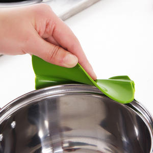 Entonnoir à liquide antiadhésif écologique sans BPA, compatible avec toutes les casseroles et bols, gadget de cuisine <span class=keywords><strong>en</strong></span> silicone vert, passe au lave-vaisselle, au micro-ondes et au four - Product Image 4