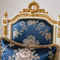 Ensemble de fauteuils en bois blanc doré de style baroque français, ensemble de table d'appoint de luxe en soie bleue jacquard, 3 pièces pour salon