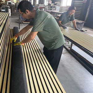 Panneaux muraux en bois à lattes, isolation acoustique en feutre mince personnalisée en usine, bandes de bois enroulées, placage en papier triamine - Product Image 3