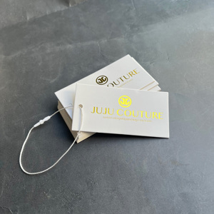 Étiquettes suspendues de luxe imprimées en feuille d'or - Étiquettes en papier blanc personnalisées avec logo pour vêtements et sacs de voyage - Product Image 3