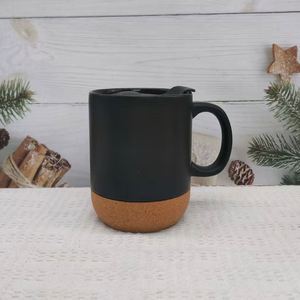 Mug à café en céramique personnalisé avec logo promotionnel, base en liège, poignée en bois, couvercle, finition mate blanche - Product Image 5