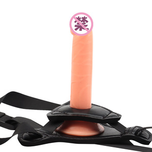 Porter un pantalon en cuir couleur chair avec un dildo souple en TPR pour adultes - Product Image 1