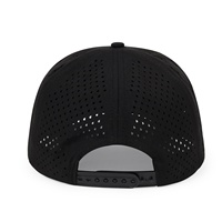 Gorra de béisbol casual tipo trucker personalizada de secado rápido con visera curva, 5 paneles, impermeable, con cuerda y orificios cortados a láser, de malla transpirable.