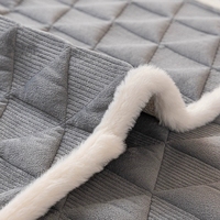 Housse de canapé de luxe en peluche super douce pour l'hiver, avec broderie matelassée et bordure en fourrure, protection chaude pour canapé de salon à domicile