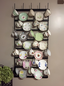 Estante de exhibición para tazas y platillos de hierro con diseño Art Deco de bodegón, soporte para tazas para decoración del hogar y cocina, ideal para aniversarios. - Product Image 1