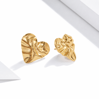 Boucles d'oreilles clous en forme de cœur abstrait en acier inoxydable plaqué or 14 carats sous vide