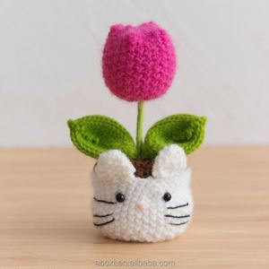 Ornement de bureau créatif, mignon, mini, fait main, tricoté au crochet, fleur de lys, rose, lapin en peluche avec plantes en pot - Product Image 6