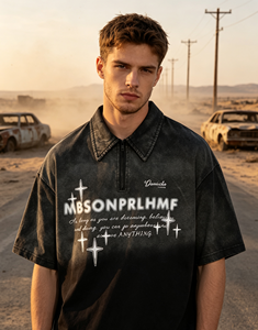 Polo Unisex Stile Wasteland con Colletto, Lavaggio Acido, Stampa Tipografica, Silhouette Oversize Boxy - Product Image 1
