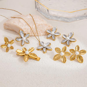 Pendientes de Perlas con Incrustaciones de Flores, Chapados en Oro de 18K, Acero Inoxidable, para Uso Diario, Conjunto de Joyería Fina - Product Image 1