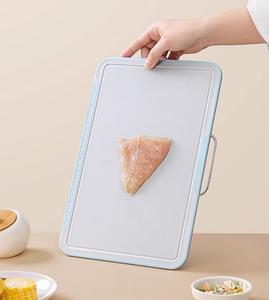 Ensemble de 4 planches à découper de cuisine en plastique, colorées et codées, avec support de rangement en acier inoxydable et poignée métallique – Vente en gros - Product Image 4