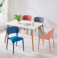 Chaise de salle à manger empilable Yi Supernatural italien Chaise en PP de style design européen avec trou pour restaurant, hôtel et salon
