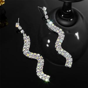Boucles d'oreilles pendantes de luxe haut de gamme, style européen et américain, avec strass en forme de serpent à double rangée, design de niche, papillon brillant, en alliage tendance - Product Image 5