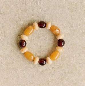 Pulsera elástica de resina gruesa en tono ámbar de moda con detalles dorados, cuentas redondas y en forma de cubo, joyería hecha a mano, pulsera elástica brillante y llamativa. - Product Image 2