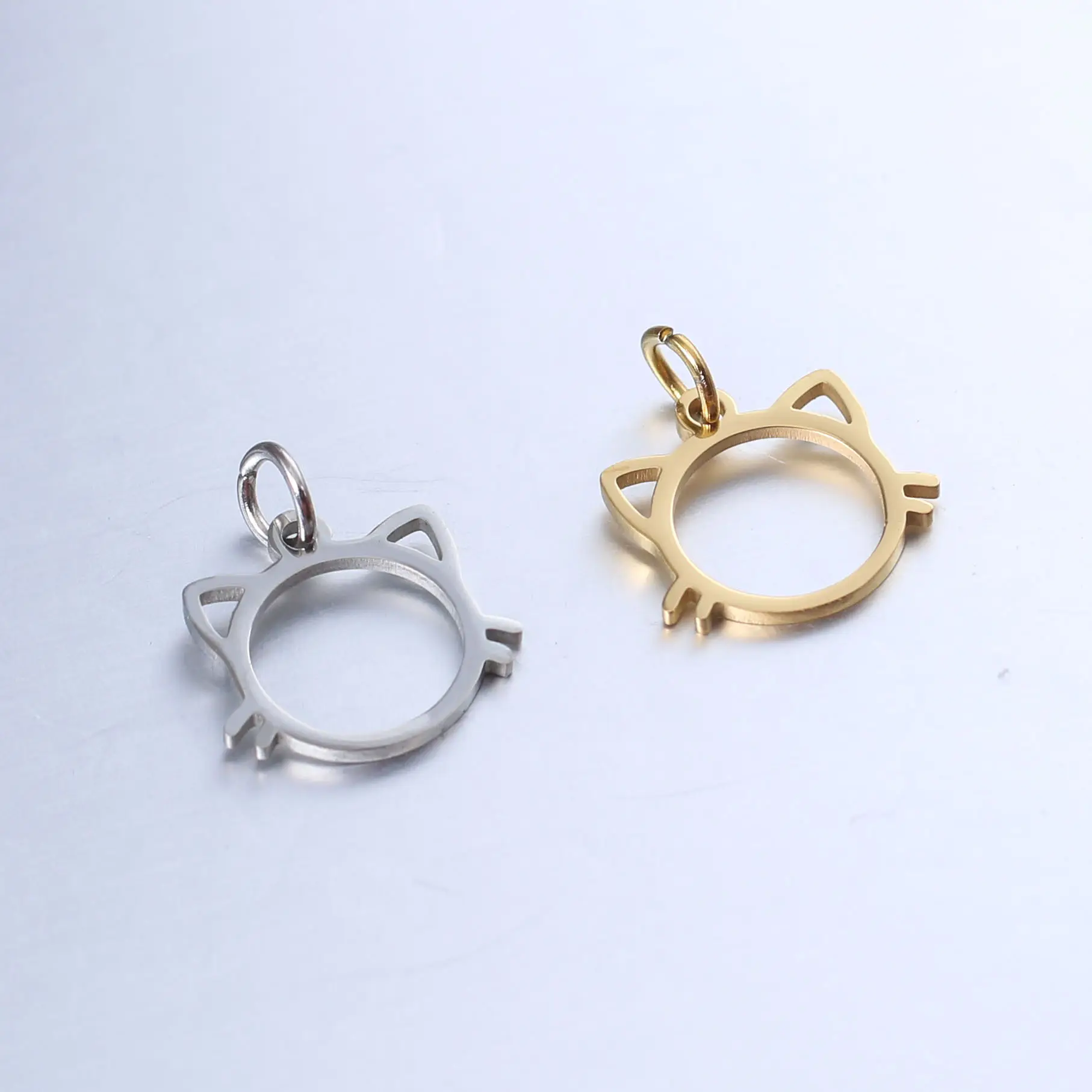Stainless Steel Jewelry Cute Cat Pendant Simple Design Lovely Animal Charms for Necklace Jewelry Making