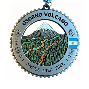 Médaille de randonnée Osorno Andes plaquée argent en alliage de zinc, souvenir de voyage circulaire, impression en émail dur en relief - Product Image 1